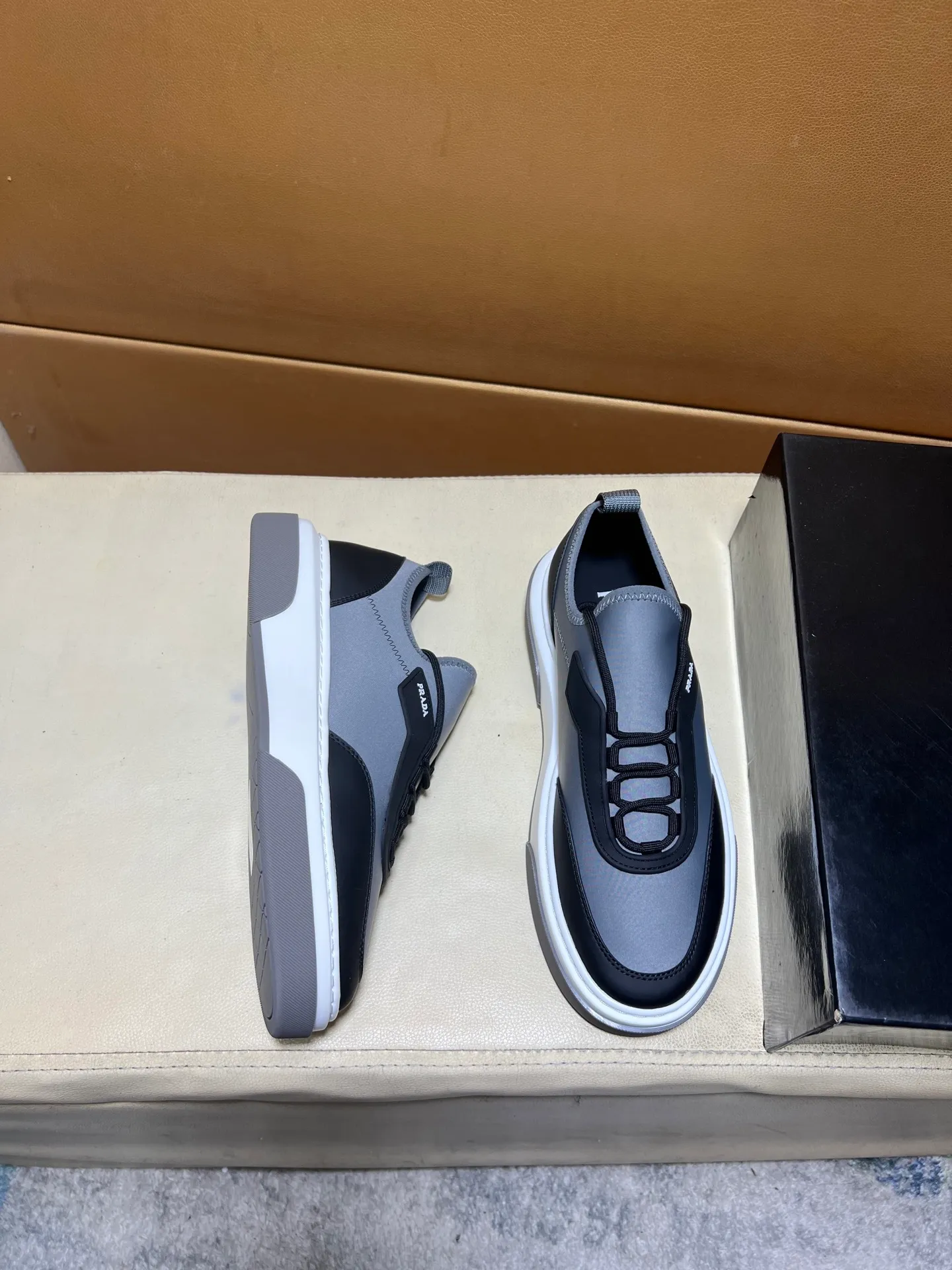 pp560💰👑👑《PRADA》【Classic Original Version】Prada: Top 🔝 Purchasing Agent 🔍🔍Sold at the latest men’s counter simultaneously, imported high-quality original version from Italy 🇮🇹: 🔝Brand silk calfskin·Shoe height, brand logo·Brand high mercerized canvas cloth·Tongue screen printing Brand logo: Prominent (high-end, extravagance, class), exquisite workmanship (imported Italian 🇮🇹 water-based mesh lining, 🐂cowhide feet), soles: original soles specially provided by the original factory, double-layer movable molding: transparent air cushion bottom, environmentally friendly, wear-resistant, ultra-light, comfortable, 🌲🌲🌲, real-life photos 🎬The real ones are more beautiful Code number 38-44